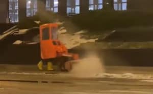 Καθαριστής χιονιού με ιδιαίτερη εμφάνιση 