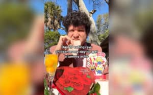 Θέλει να τρώει ωμό κοτόπουλο καθημερινά για 100 μέρες ή μέχρι να καταλήξει στο νοσοκομείο