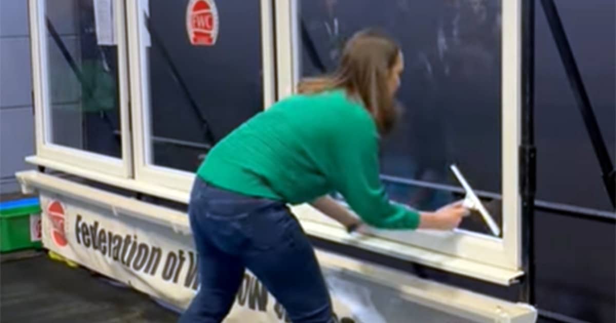 Κατέκτησε το ρεκόρ Γκίνες για το πιο γρήγορο καθάρισμα τζαμιών