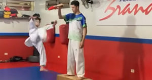 Ο πιτσιρικάς που επιβεβαιώνει το «δε θέλει κόπο, θέλει τρόπο»