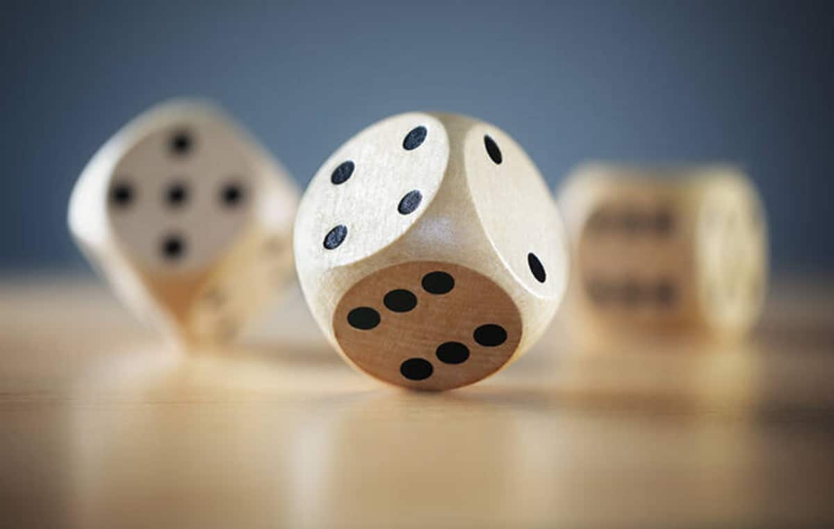 Γιατί τα ζάρια έχουν πάντα το ίδιο άθροισμα στις απέναντι πλευρές;