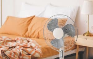 Τα κόλπα με τον ανεμιστήρα για πιο δροσερό αέρα
