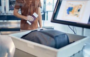 Γιατί σου ζητούν να βγάλεις από την τσάντα το laptop στον έλεγχο των αεροδρομίων