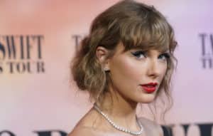 Η Τέιλορ Σουίφτ πυροδοτεί θεωρίες για…  ταξίδια στον χρόνο – Οι θαυμαστές την «εντόπισαν» σε βίντεο του Τζορτζ Μάικλ από το 1987