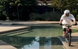 Μια συλλογή γεμάτη αντιθέσεις και απρόοπτα