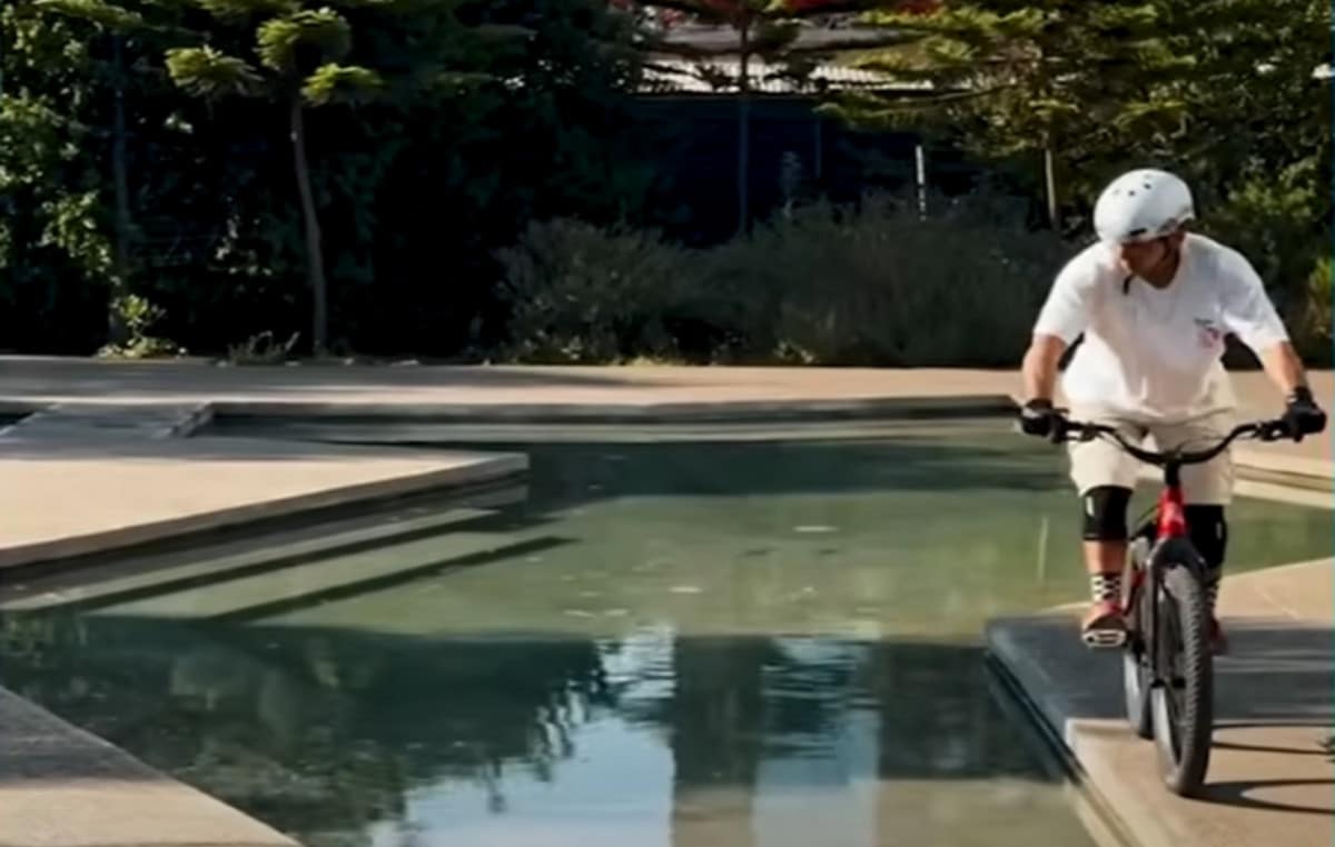 Μια συλλογή γεμάτη αντιθέσεις και απρόοπτα