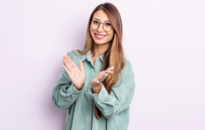 Πώς ξεκίνησε το χειροκρότημα και πώς καθιερώθηκε