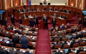 «Φύγε, έχεις πιει πολύ»: Οι φρουροί που έτρεξαν να προστατεύσουν τον Ράμα στην αλβανική Βουλή και η ατάκα σε βουλευτή