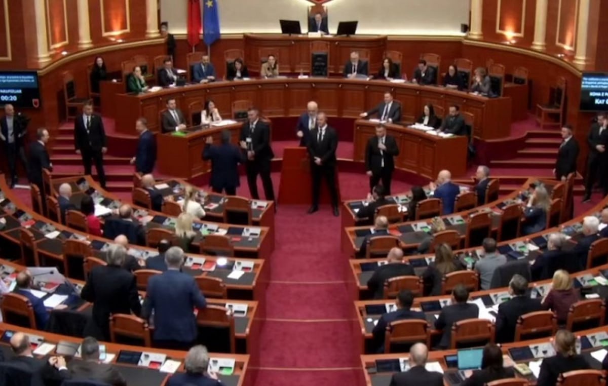 «Φύγε, έχεις πιει πολύ»: Οι φρουροί που έτρεξαν να προστατεύσουν τον Ράμα στην αλβανική Βουλή και η ατάκα σε βουλευτή