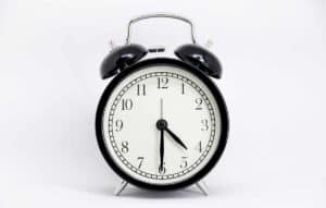 Γιατί τα ρολόγια γυρίζουν αριστερόστροφα