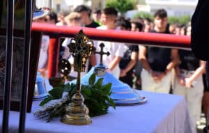 Αγιασμός: Οι στιγμές που όλοι έχουμε ζήσει, αλλά κανείς δεν θυμάται με χαρά